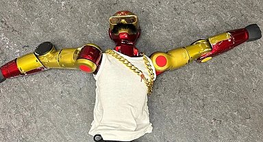 Almanya'da genç kızı taciz ettiği iddia edilen robota el koydu