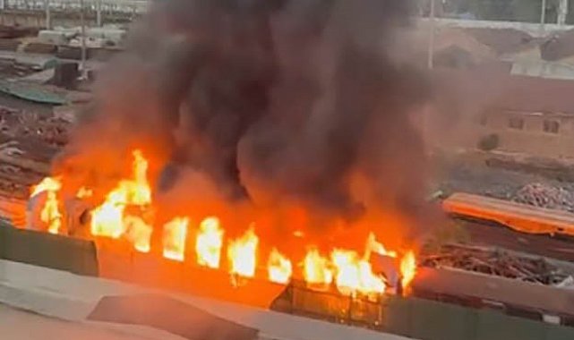 Alsancak'ta patlama sesinin ardından boş vagonda yangın