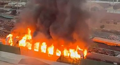Alsancak'ta patlama sesinin ardından boş vagonda yangın