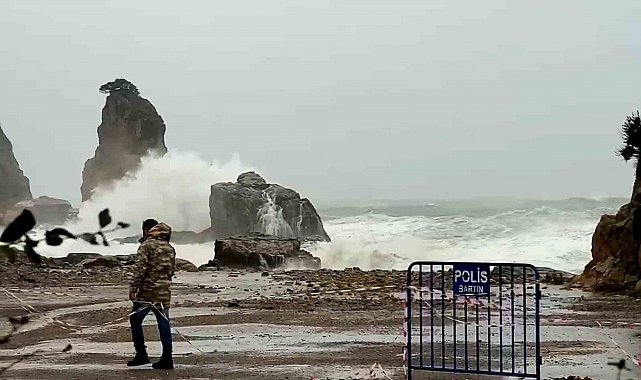 Amasra'da dalga boyu 10 metreyi aştı