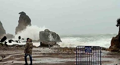Amasra'da dalga boyu 10 metreyi aştı