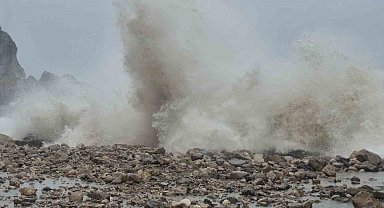 Amasra'da kayalara çarpan dalgaların boyu 14 metreye ulaştı