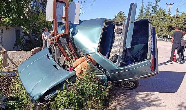 Amasya'da direğe çarpan otomobil ikiye ayrıldı: 2 yaralı