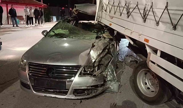 Amasya'da kamyonete çarpan otomobil hurdaya döndü: 1 yaralı