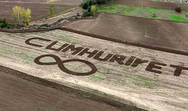 Amasyalı çiftçi tarlasına traktörüyle 'Cumhuriyet' yazdı