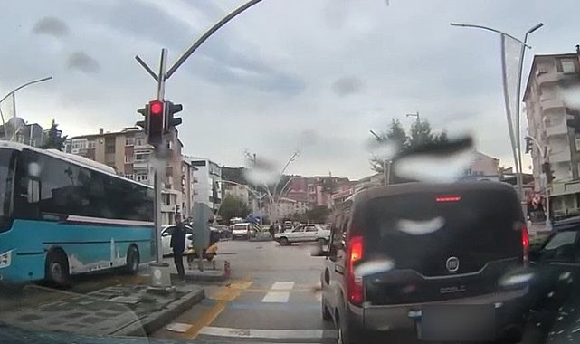 Ambulansa yol açmak için araçlarından inip sürücüyü uyardı