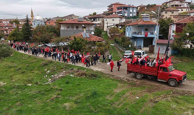 Anadolu köyünde Cumhuriyet coşkusu: Yaşlısı genci bayraklarla yürüdü, halaylar çekti