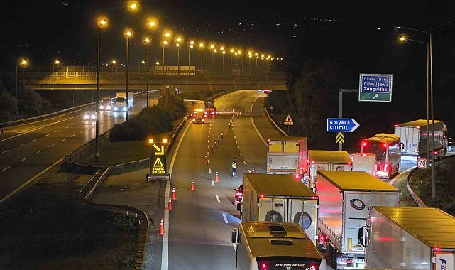 Anadolu Otoyolu Düzce kesiminde kimyasal yüklü tır devrildi: İstanbul yönü trafiğe kapandı