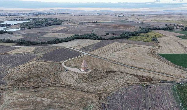 Anadolu Selçuklu Devletinin Turhasan Bey'e yaptırdığı 8 asırlık türbe