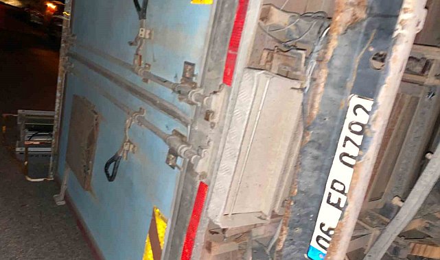 Ankara'da kamyonet kepçeye çarptı: 2 yaralı