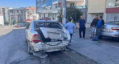Ankara'da kamyonet, park halindeki 3 otomobile çarptı