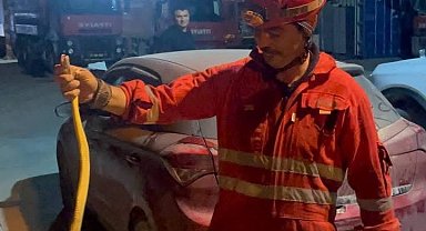 Antakya'da aracın içinde görülen yılan yakalandı