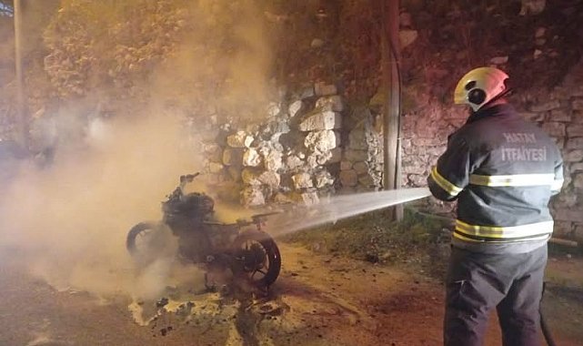 Antakya'da yanan motosiklet kullanılmaz hale geldi