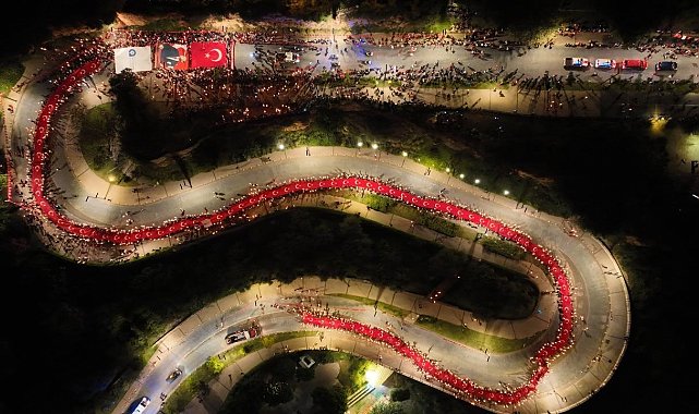 Antalya 30 Ekim'de de Cumhuriyeti kutladı: 400 metrelik dev bayrakla fener alayı düzenlendi
