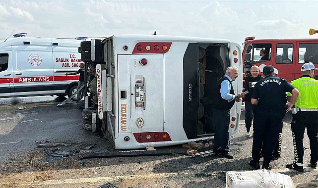 Antalya-Isparta Karayolunda yolcu midibüsü devrildi: 1'i ağır 17 yaralı