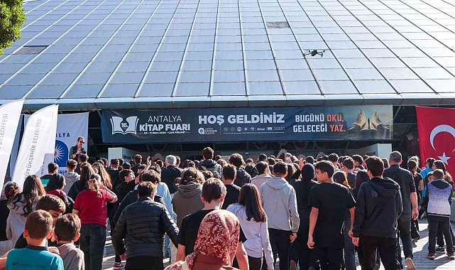 Antalya Kitap Fuarı'na öğrencilerden yoğun ilgi