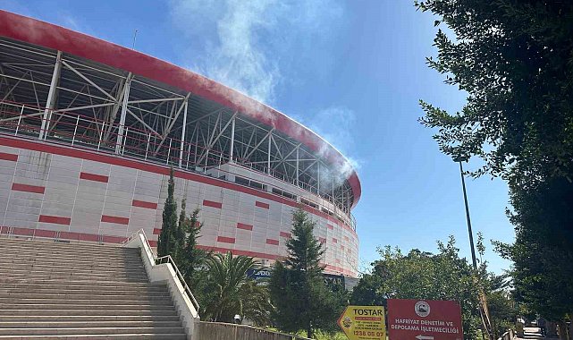 Antalya Stadyumu'nda işletmenin bacasından çıkan yoğun duman itfaiyeyi alarma geçirdi