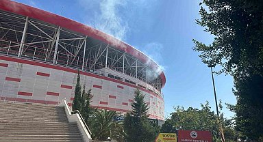 Antalya Stadyumu'nda işletmenin bacasından çıkan yoğun duman itfaiyeyi alarma geçirdi