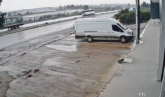 Antalya'da 17 kişinin yaralandığı midibüs kazası güvenlik kamerasında