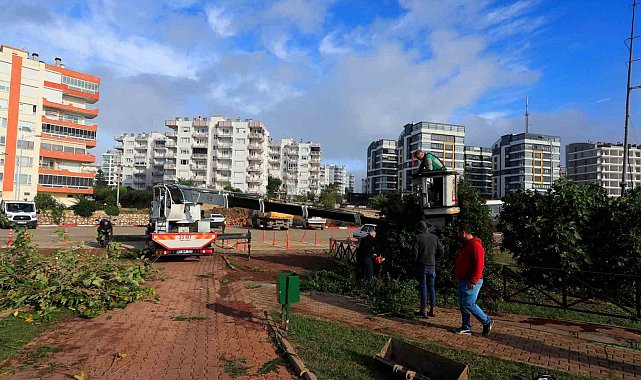 Antalya'da 4 kişinin ölümüne sebep olan hortum, şantiye alanına gelinceye kadar önüne geleni adeta parçalamış