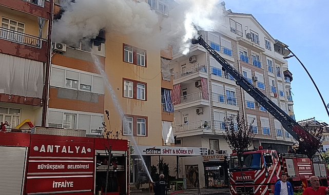 Antalya'da 5 katlı binada yangın: Mahsur kalan 2'si çocuk 4 kişiyi itfaiye kurtardı