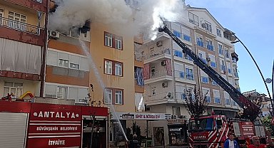 Antalya'da 5 katlı binada yangın: Mahsur kalan 2'si çocuk 4 kişiyi itfaiye kurtardı