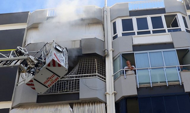 Antalya'da 6 katlı binanın 5'inci katında yangın