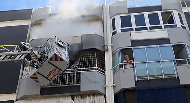 Antalya'da 6 katlı binanın 5'inci katında yangın