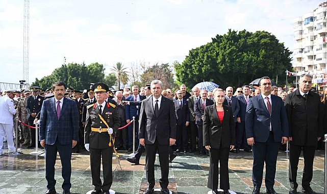 Antalya'da Cumhuriyet Bayramı kutlamaları çelenk töreniyle başladı