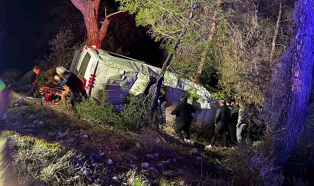 Antalya'da dağcıları taşıyan minibüs şarampole devrildi: 15 yaralı