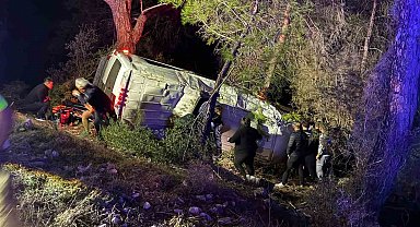 Antalya'da dağcıları taşıyan minibüs şarampole devrildi: 15 yaralı