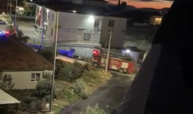 Antalya'da iki katlı evin çatısı alevlere teslim oldu