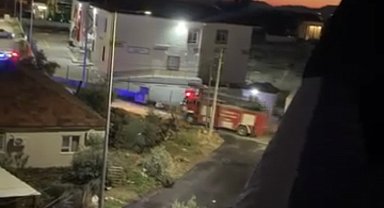 Antalya'da iki katlı evin çatısı alevlere teslim oldu