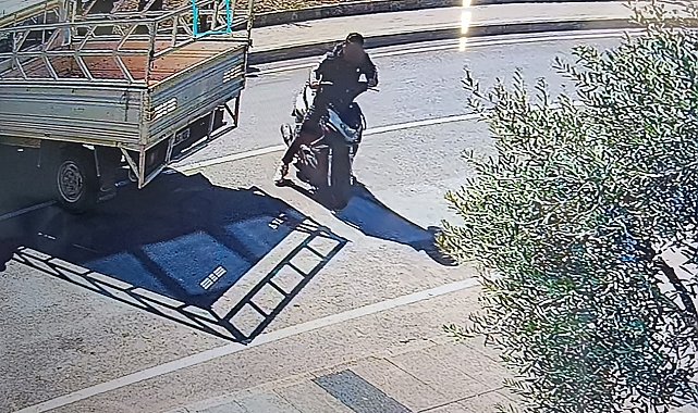 Antalya'da kamyonetle çarpışan motosikleti kaza yerinden kaçırdı