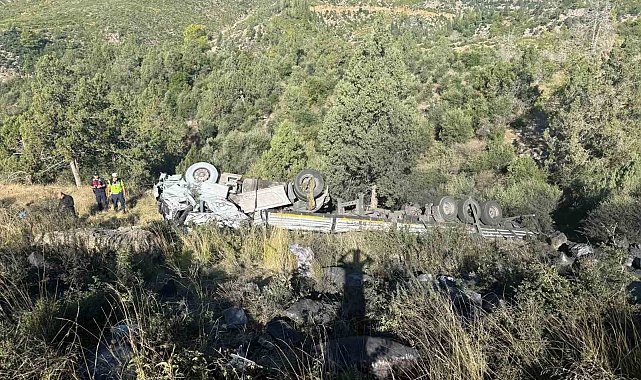 Antalya'da kömür yüklü tır şarampole devrildi: 2 yaralı