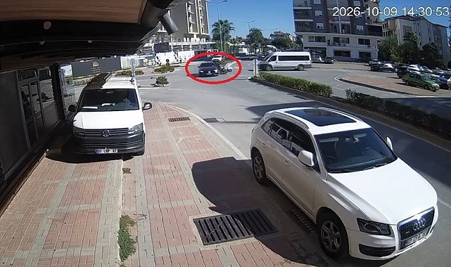 Antalya'da otomobil ile motosikletin çarpışma anı kamerada