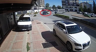 Antalya'da otomobil ile motosikletin çarpışma anı kamerada