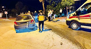 Antalya'da otomobil palmiyeye çarptı: 2 yaralı