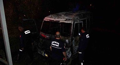 Antalya'da park halindeki minibüs yandı