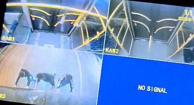 Antalya'da patenli çocuklar halk otobüsünün arkasına tutundu, güvenlik kamerasından olayı fark eden şoför o anları kaydetti