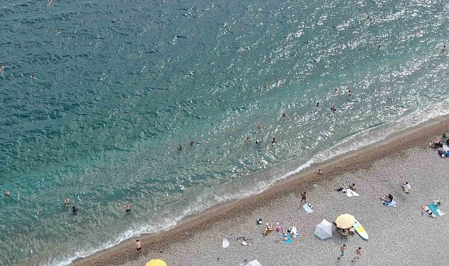 Antalya'da sağanak ardından güneş etkisini gösterince denizin keyfini çıkardılar