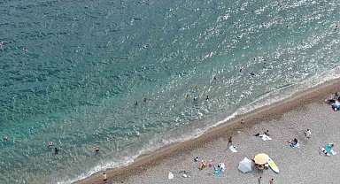 Antalya'da sağanak ardından güneş etkisini gösterince denizin keyfini çıkardılar