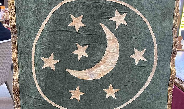 Antika tezgahında tarihe yolculuk: 130 yıllık Osmanlı sancağı ilgi odağı oldu
