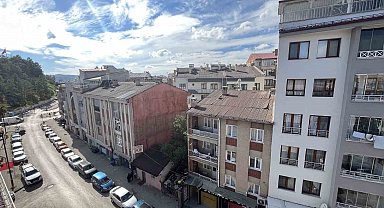 Apartmanların arasında kalan evini satmıyor, yarım asırlık hatıralarla yaşıyor