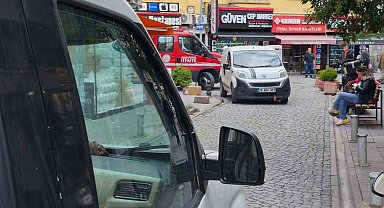 Ara sokakta duraklayan araçlar itfaiyeye engel oldu