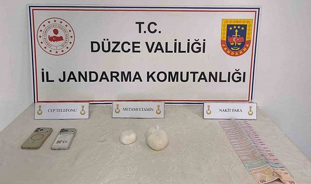 Araçta gizli bölmede uyuşturucuya 2 gözaltı