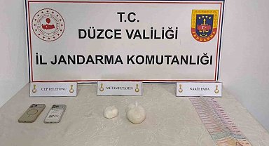 Araçta gizli bölmede uyuşturucuya 2 gözaltı