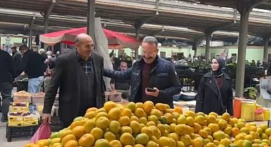 Ardahan Valisi Yamlı ve eşi pazar tezgâhlarını gezerek alışveriş yaptı