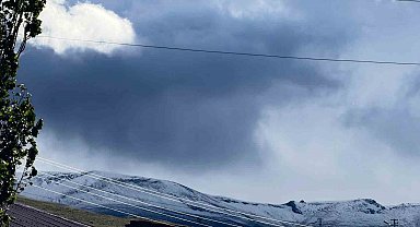 Ardahan'a mevsimin ilk karı yağdı, Kısır Dağı'nın zirvesi beyaza büründü