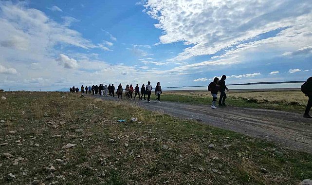 Arin Gölü'ndeki su çekilmesine dikkat çekmek için doğa yürüyüşü düzenlendi